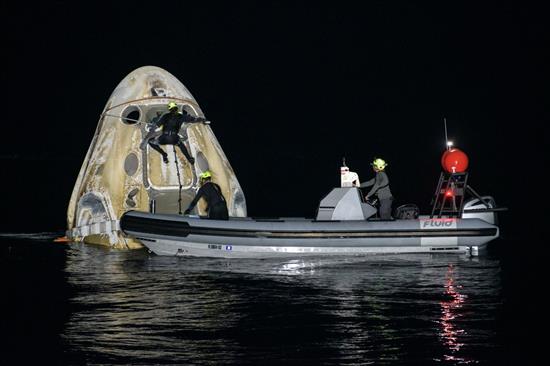 当地时间2021年5月2日，美国佛罗里达州，美国太空探索技术公司(SpaceX)的载人“龙”飞船从国际空间站返回地球，降落在美国佛罗里达州东南部附近的墨西哥湾，支持团队在飞船降落后展开工作。